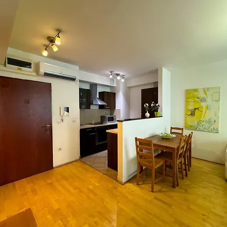 Midtown Easy Check-in & Parking Apartament