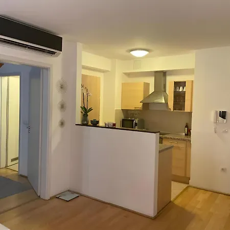 Midtown Easy Check-in & Parking *