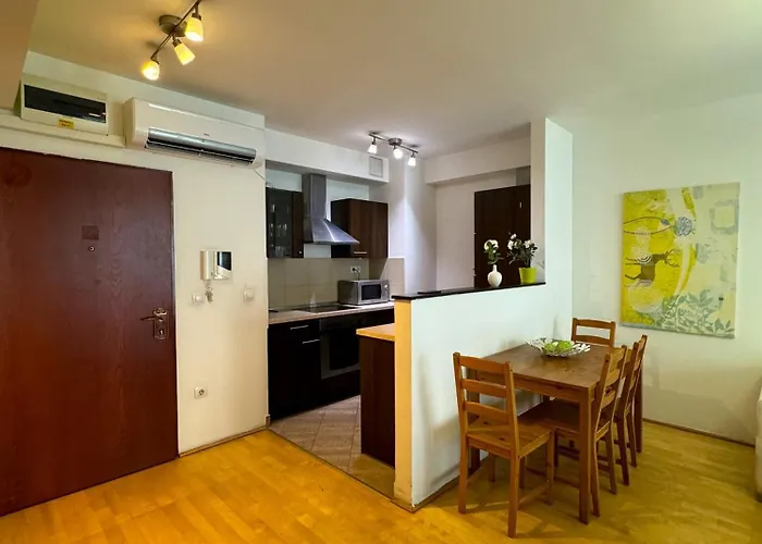 Midtown Easy Check-in & Parking Apartment