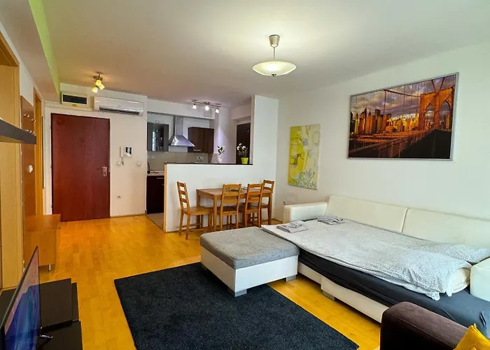 Midtown Easy Check-in & Parking Apartment