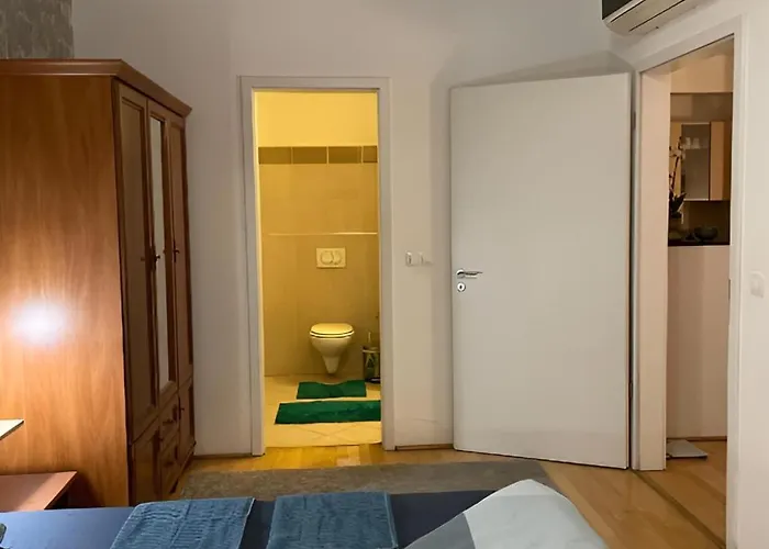 Midtown Easy Check-in & Parking Apartment